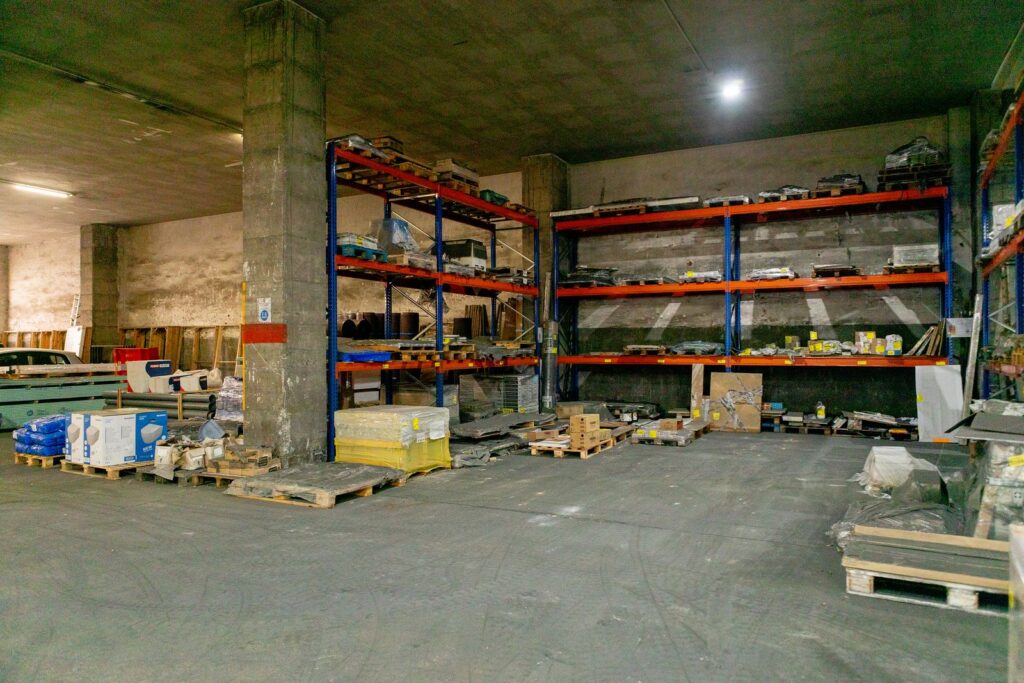 Prestatgeries del magatzem de materials de construcció de Catalonia Ceramic a Sabadell