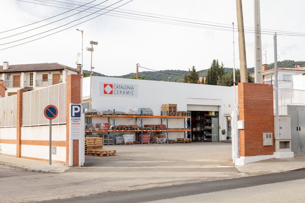 Accés i pàrquing del magatzem de Catalonia Ceramic a Premià de Dalt