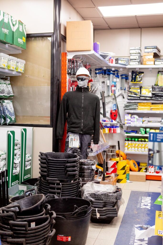 Equipos de protección individual y consumibles de obra en la ferretería