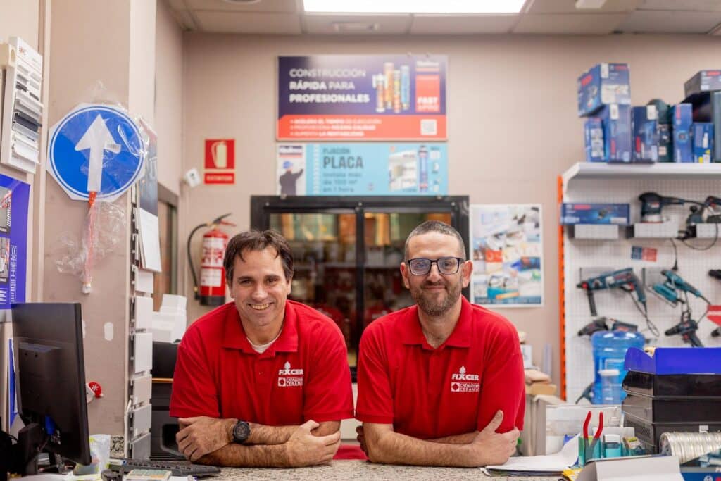 Equipo de mostrador de la ferretería profesional de Catalonia Ceramic