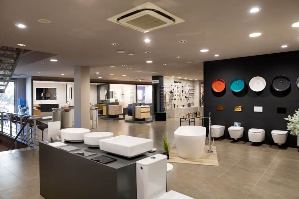 Exposició de sanitaris i mobles de bany en un showroom de Catalonia Ceramic
