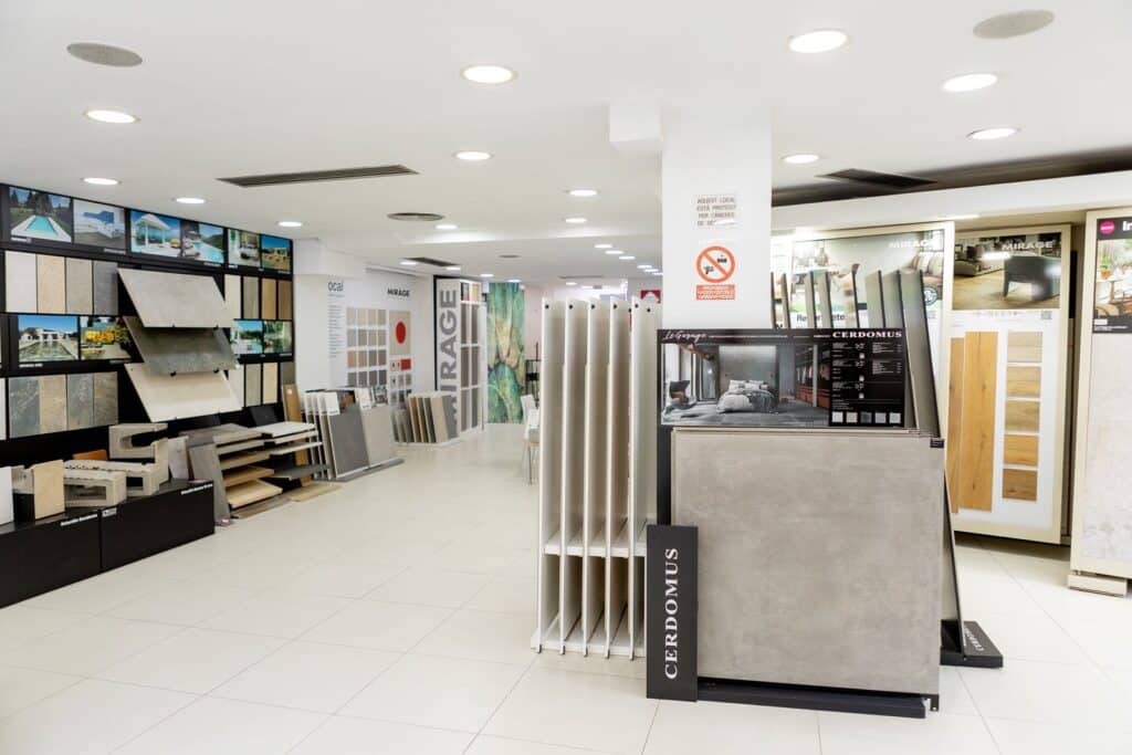 Exposició de ceràmica i gres porcellànic al showroom de Barcelona