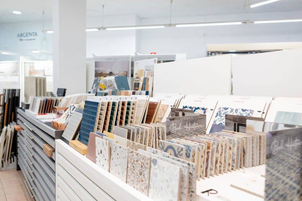 Exposició de ceràmica al showroom de Premià de Dalt