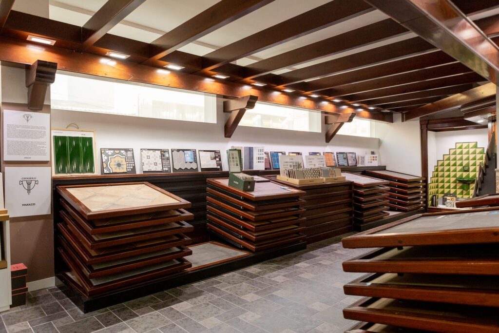 Exposició de paviments i revestiments ceràmics al showroom de Sabadell