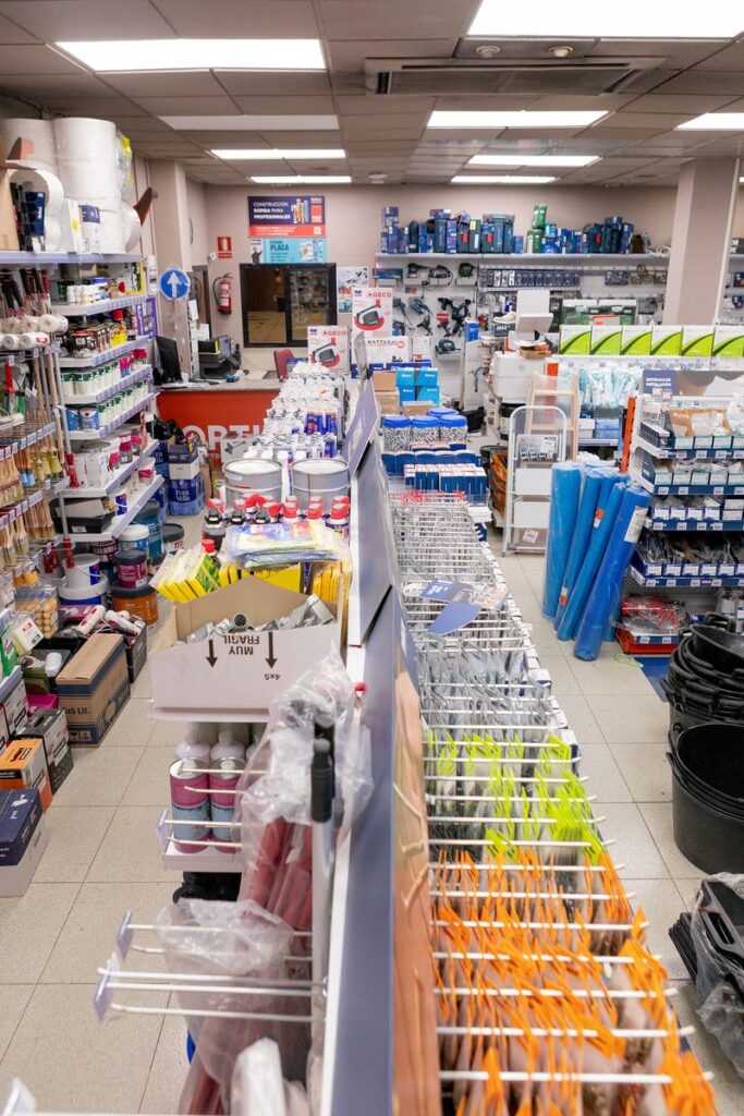 Pasillos de la ferretería profesional de Catalonia Ceramic en Cornellà