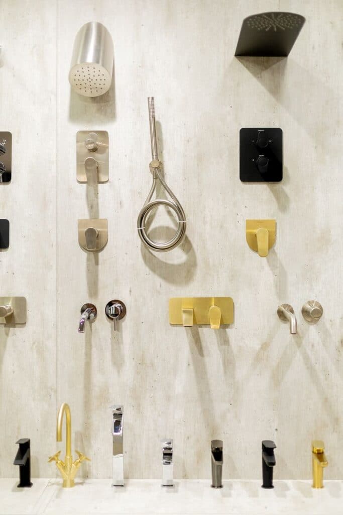 Exposició d'aixetes i dutxes al showroom