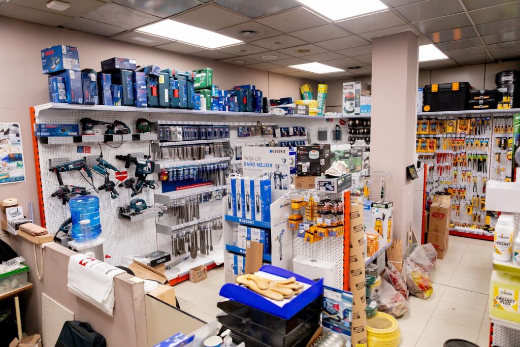 Herramientas eléctricas y manuales en una ferretería profesional de Catalonia Ceramic