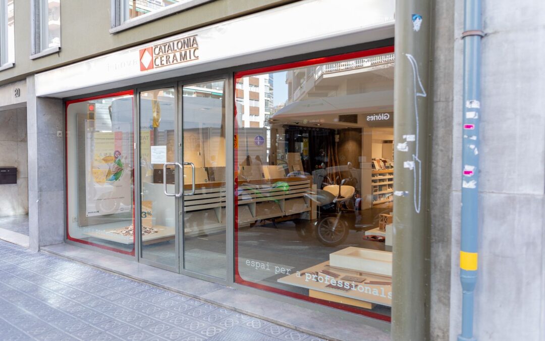 Fachada de Innova by Catalonia Ceramic, despacho para profesionales en la calle Buenos Aires de Barcelona