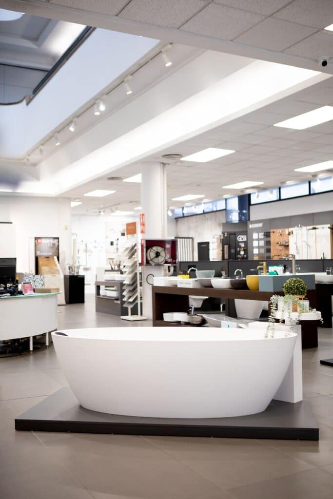 Exposició de banys al showroom de Catalonia Ceramic a Cerdanyola i Sant Cugat
