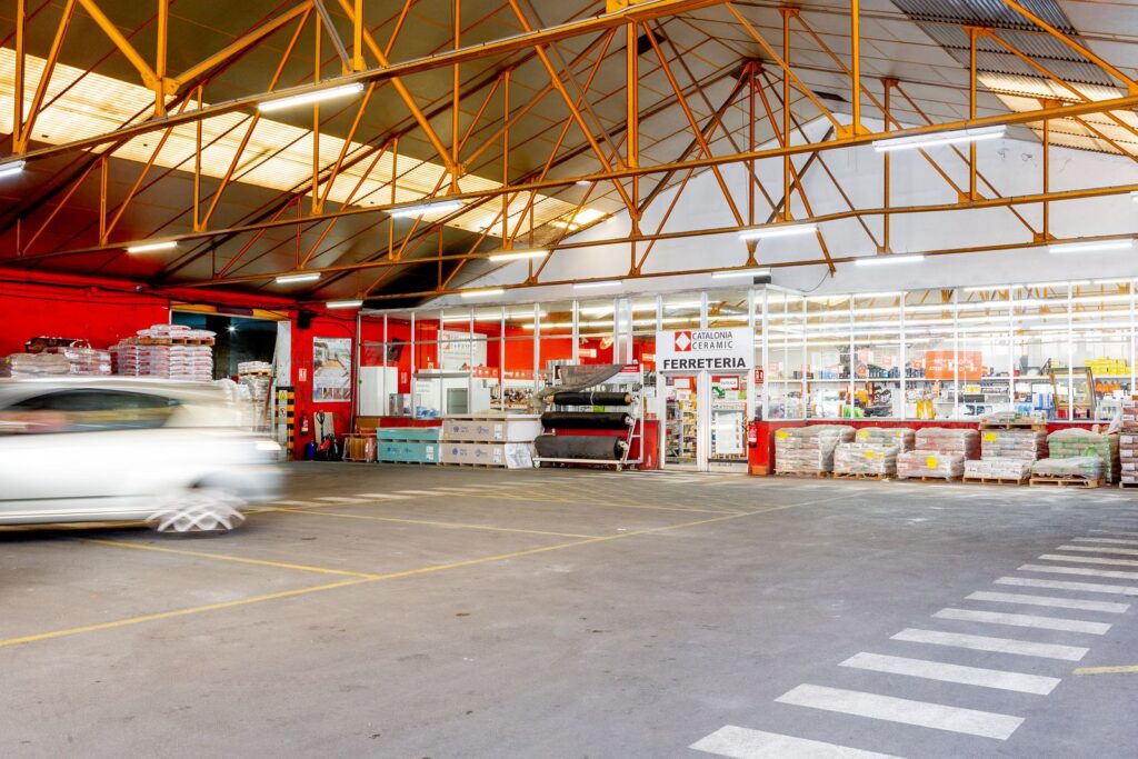 Zona de càrrega del magatzem de materials de Catalonia Ceramic a Sabadell